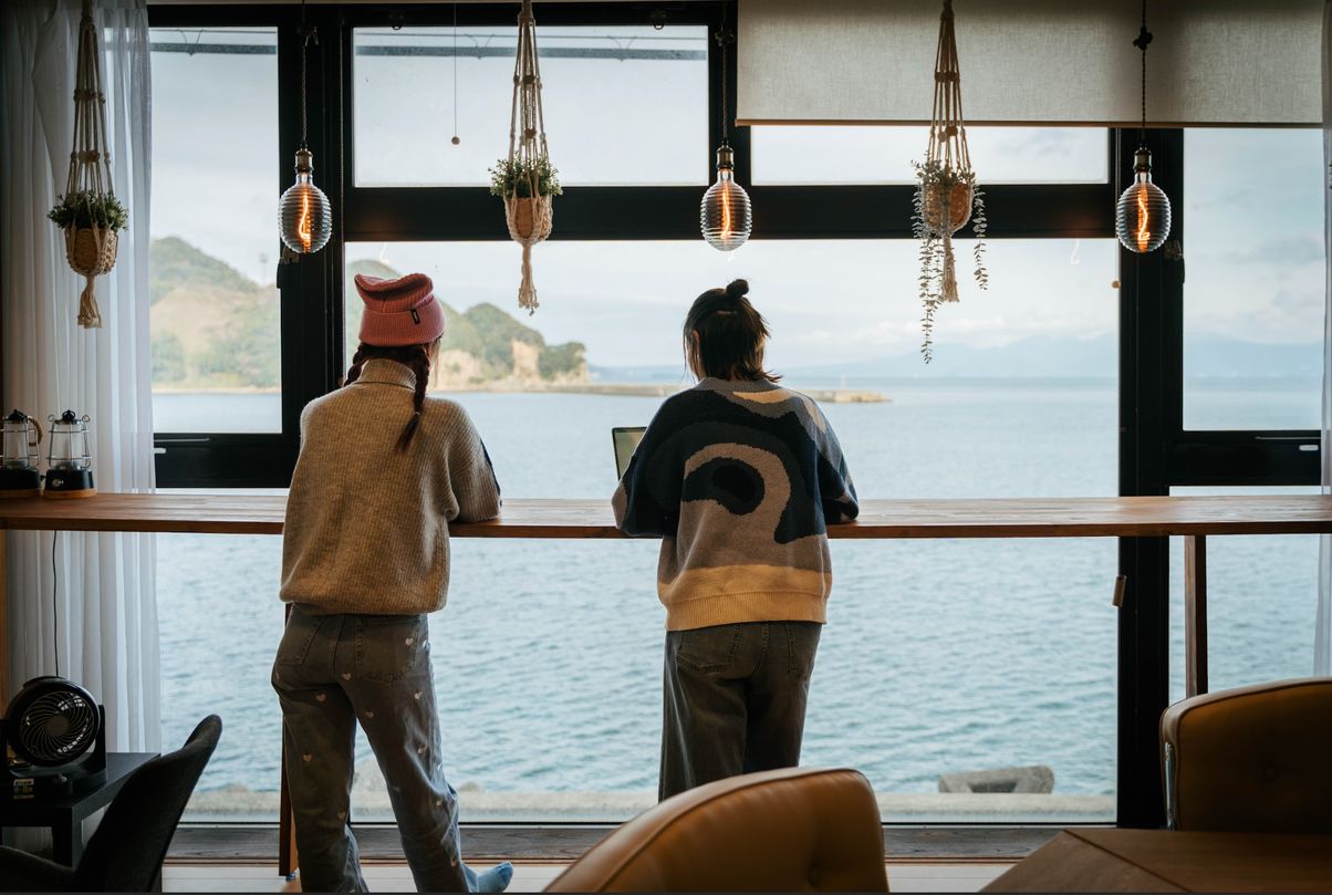 海を望むカウンター席